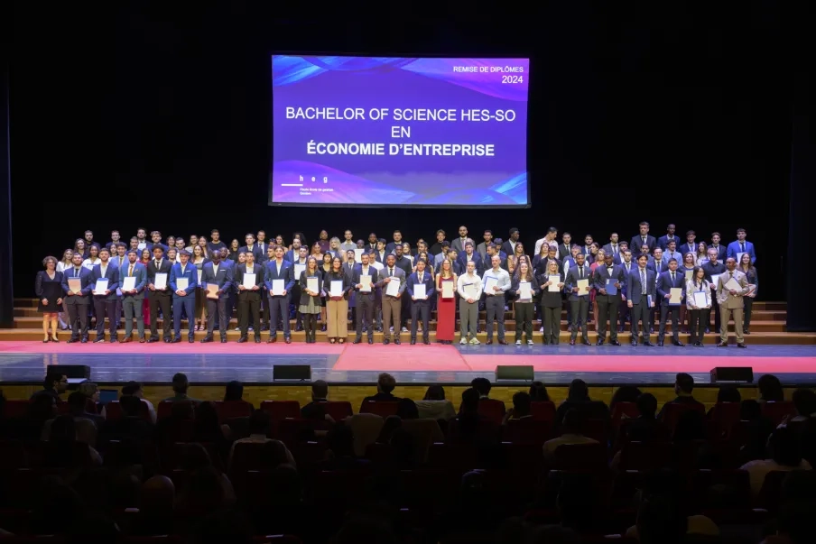 Ensemble des diplômé-es 2024 de la filière Économie d’entreprise